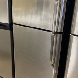 Frigidaire Refrigerator Top Freezer Stainless Steel. (habló Español)