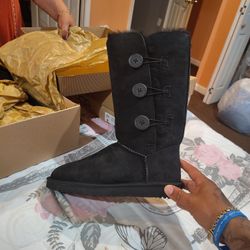 UGG triple Black