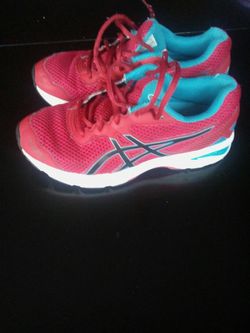 REDUCED! Asics Gel-Ventures Boys sz 4