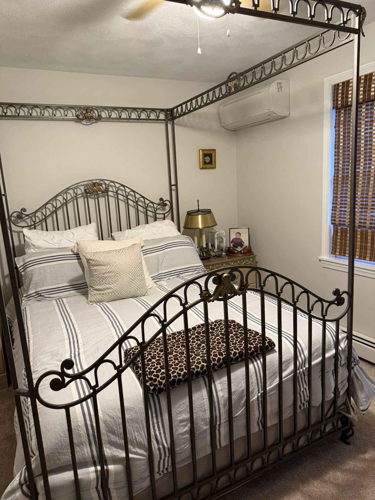 Queen Size Bed, 2 Night Stands, Lamps And Mattress