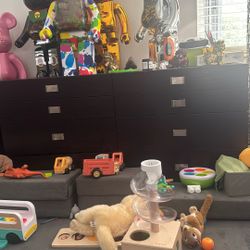 Dark Wood 6-Drawer Dresser – Modern & Solid