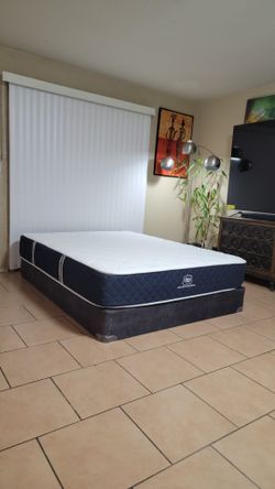 VERY NICE LIKE NEW QUEEN SIZE BROOKLYN BEDDING MATTRESS AND BOXSPRING FOR SALE! IN EXCELLENT CONDITION, FREE DELIVERY