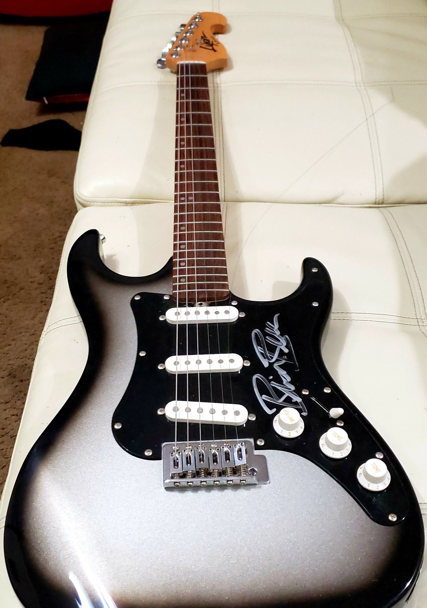 Lyon. Guitar signed by weezer