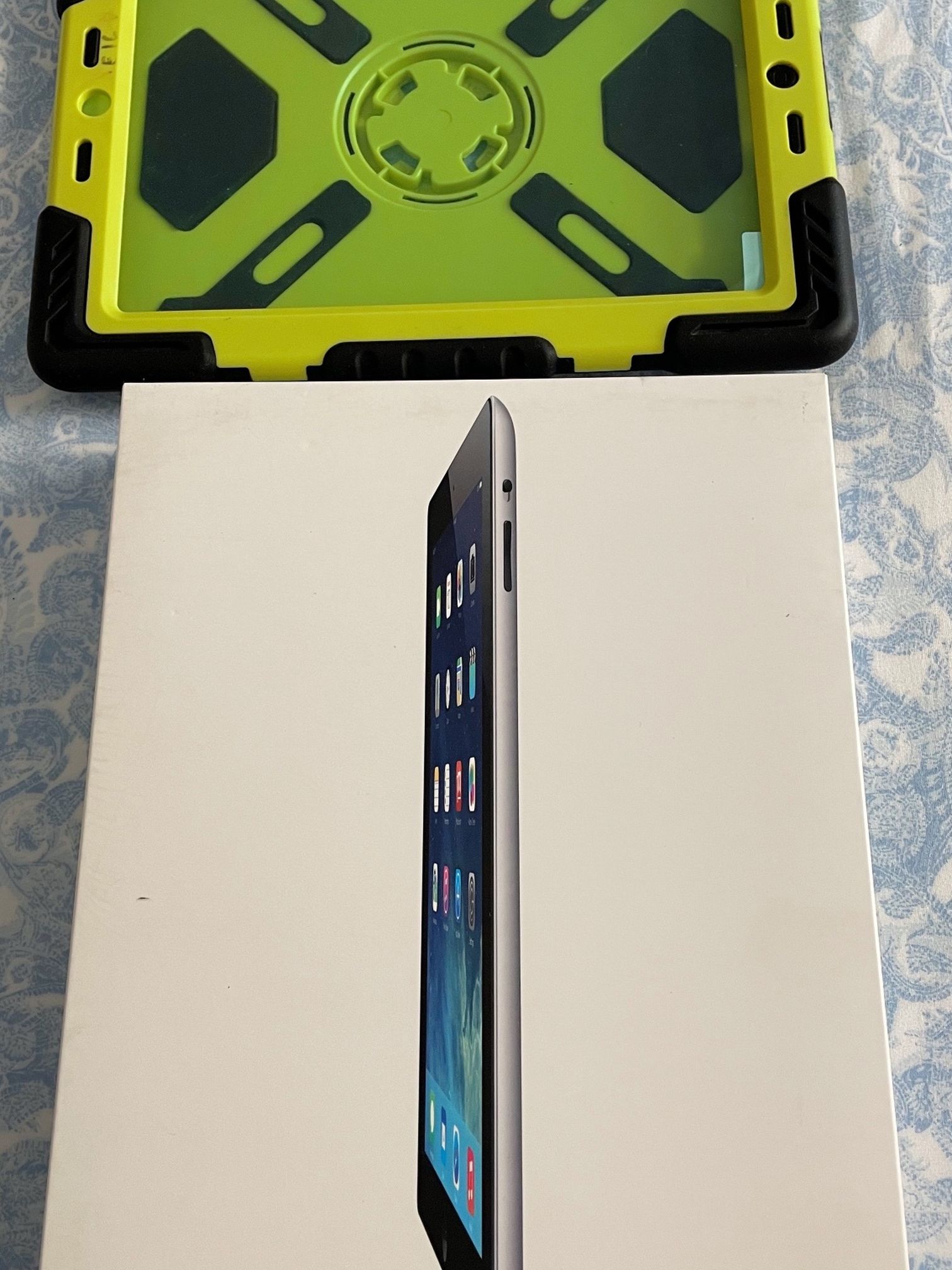 Like New IPad 4th Gen + OtterBox Case