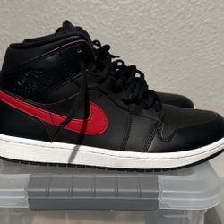 Jordan 1 Mid -