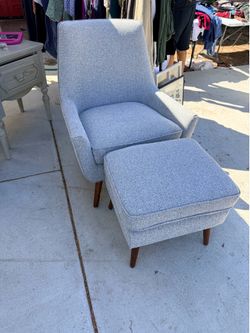🩶 Modern Accent Chair with Ottoman – Excellent Condition