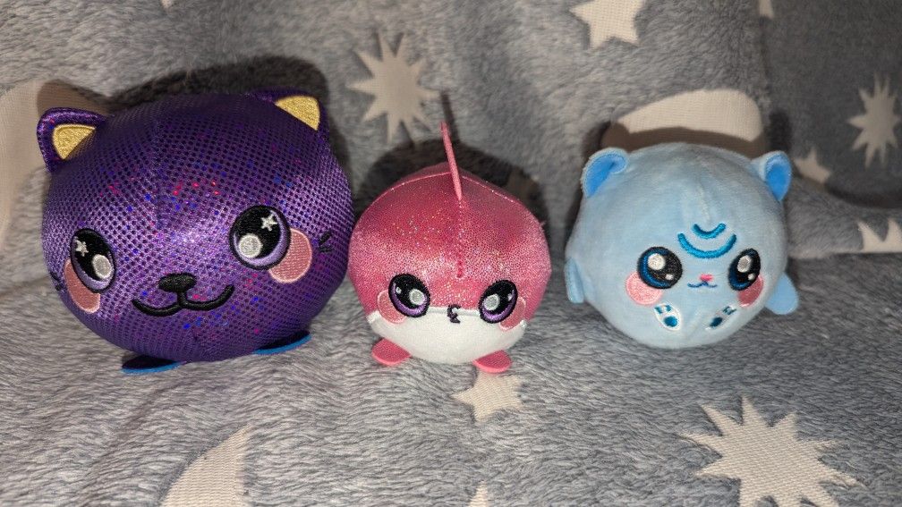 Set of 3 Sqeezeamals Squishy Vending Machine Series Squishmallows Squishies.
(That's a mouthful!)