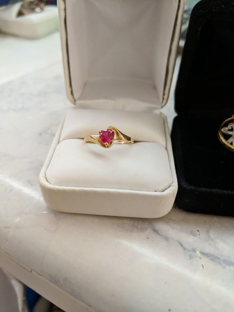 1O KYG SOLID RUBY HEART RING