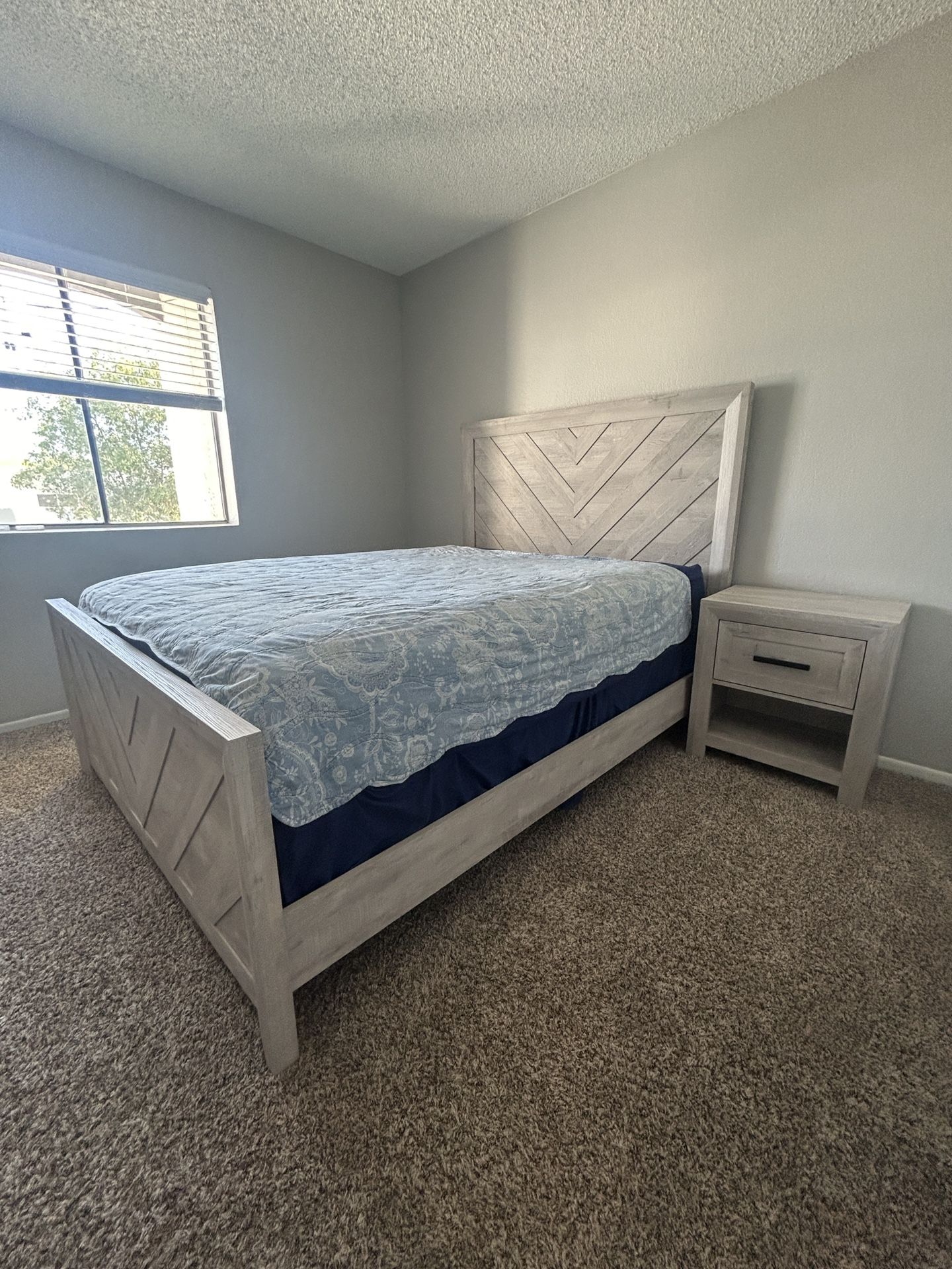 QUEEN BEDROOM SET WITH HEADBOARD AND MIRROR