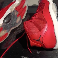 AIR JORDAN 11 BASKETBALL SHOE RED/BLACK WHITE SIZE 6Y