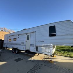 2000 Forest River F37