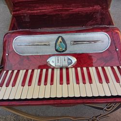 Vintage Universal Acordion From 1950 Serial 57F6216U  With Hes Original Box.condition Like New.not A Single Scratch  41 Key $700