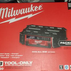 MILWAUKEE PACKOUT RADIO/CHARGER