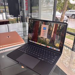 Apple 13” MacBook Air M4 Chip 16GB Ram 256SSD! 100%Battery! 90 day warranty! We offer financing!
