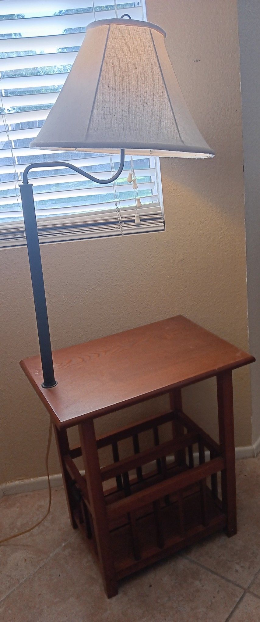 End Table With Lamp , Magazine Holder
