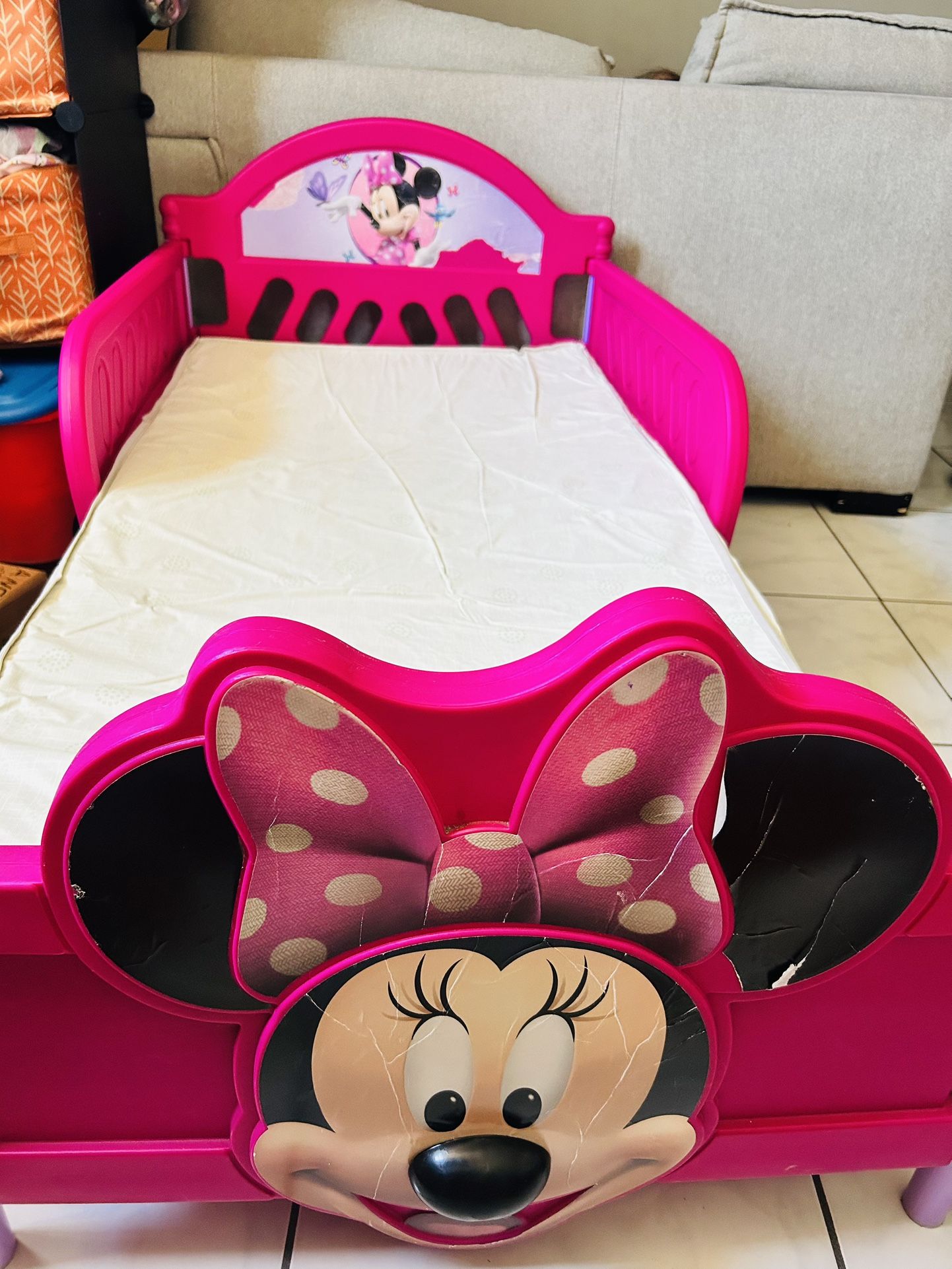 I'm selling a girl's bed