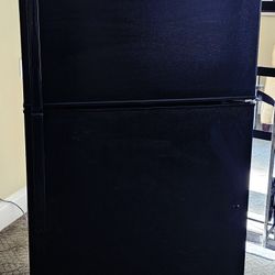 21 Cu.Ft. GE Refrigerator With Ice Maker Kit