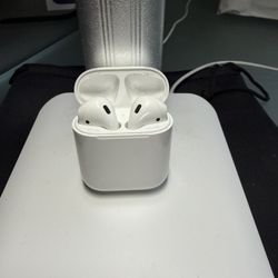 Apple AirPods (2nd Generation) – Great Condition