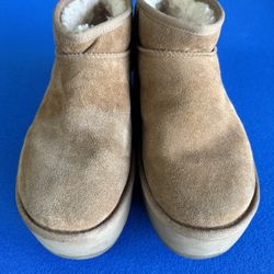 UGG Low Top Platform Shoes – Women’s Size 10