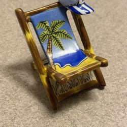 Limoges Miniature Porcelain Beach Chair Trinket Box – Hand-Painted Collectible with Cap Detail