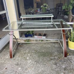 Desk In Perfect Condition 