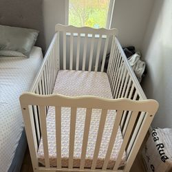 White crib 