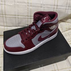 Jordan 1 Mid
Cherrywood Red size 9