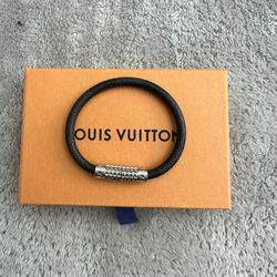 Louis Vuitton Digit Bracket