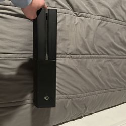 XBOX ONE+ CONTROLLERS+GAMES