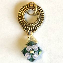 🍀 Beautiful, vintage gold tone circle and beaded flower pendant