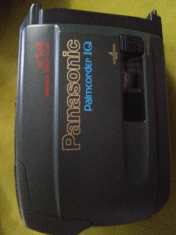 NEARLY NEW PANASONIC PALM CORDER 14. with CARRYING CASE!