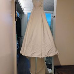 Deluxe bridal Size 8 Wedding Dress