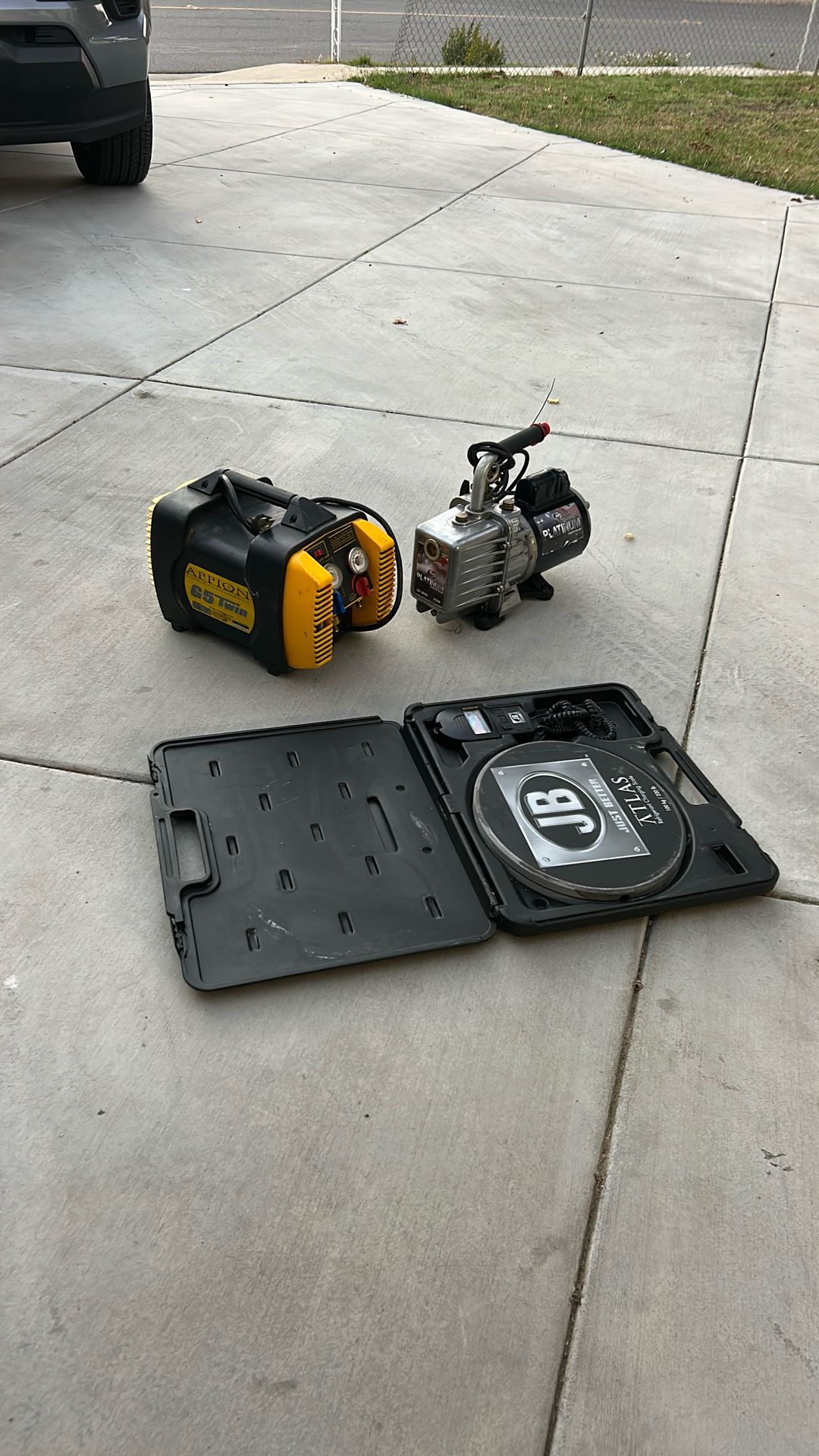 Recovery machine, vacuum pump, and scale