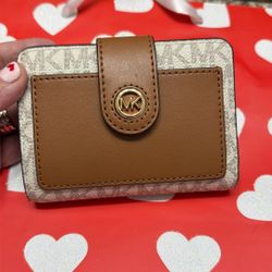 New Michael Kors Wallet For Sale.. 