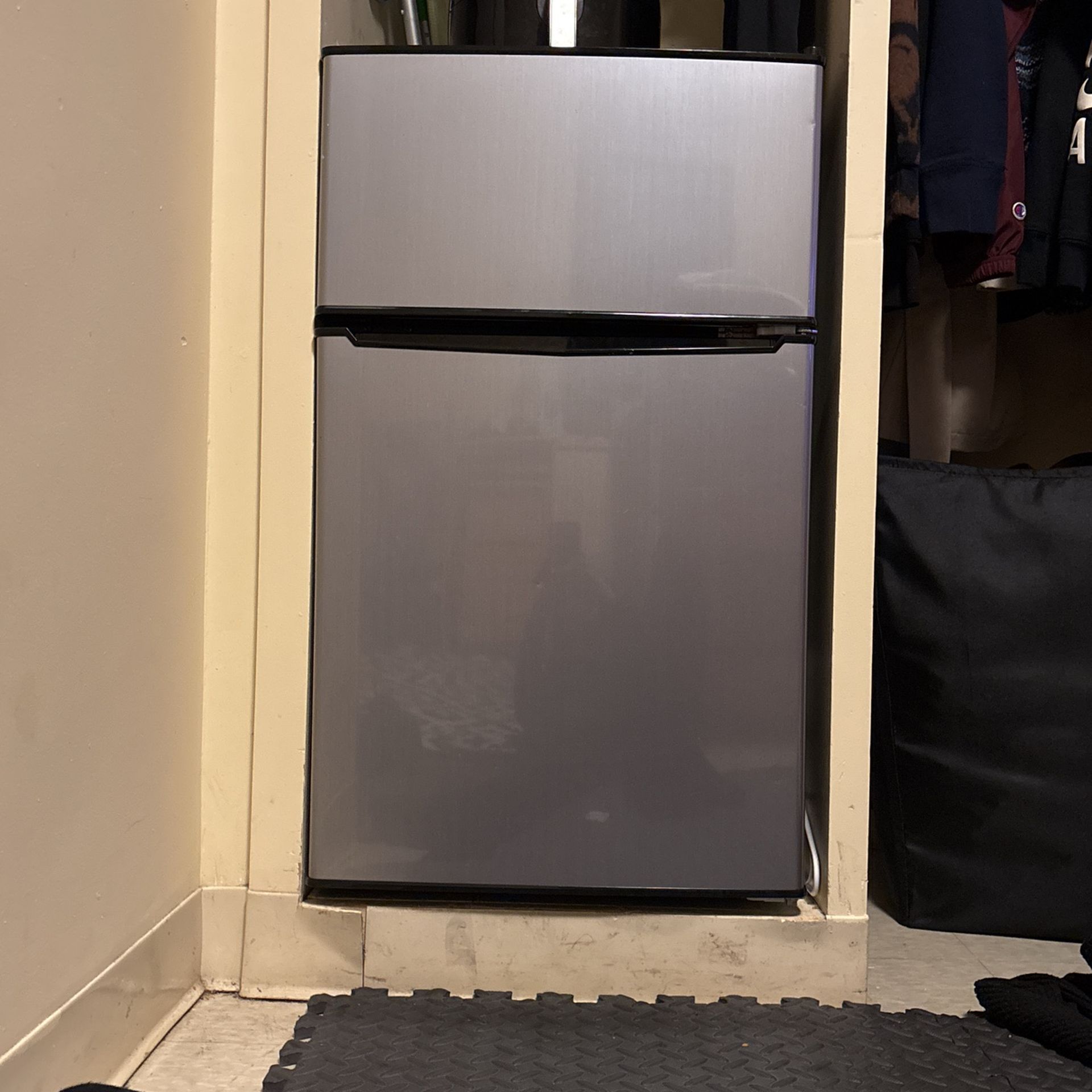 Frigidaire Micro Refrigerator