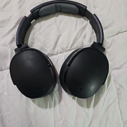 Skullcandy Hesh ANC noise canceling headphones.  Comes with charging cord and case. 