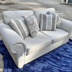 Beige Comfy Loveseat w/ Decorative Pillows