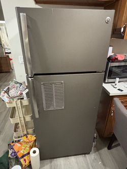 GE Refrigerator Top Freezer 17.5 Cu ft