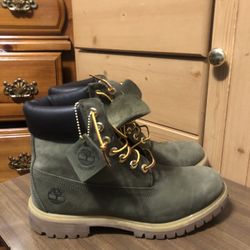 Dark Green Timberland Boots (size 9)
