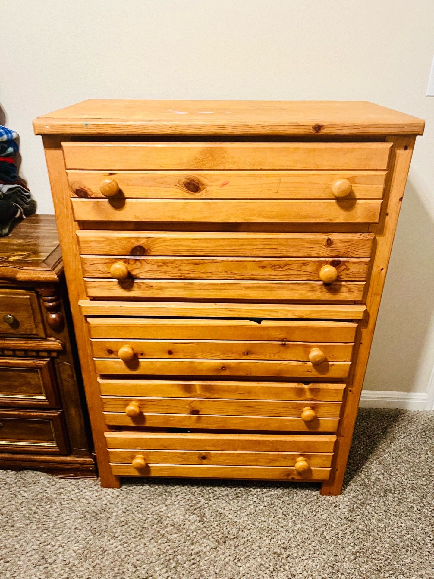 Beautiful, solid wood 5-drawer dresser (CASH ONLY / PICK UP ONLY)