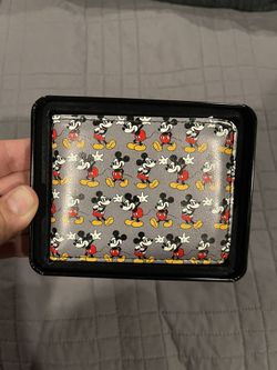 This is a brand new Mickey Mouse cool glove bifold wallet in black. This is perfect for the Disney enthusiast and can hold your Disneyland and Walt Di
