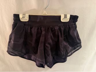 LADIES SIZE 6 LULULEMON BLACK CAMOUFLAGE DOUBLE LAYER SHORT ATHLETIC SHORTS EUC