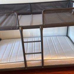 Twin bunk bed with mattresses / Litera Twin Con Conchones