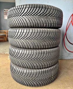 225 60 18 Tires Con 80% De Vida Las 4 de la marca Michelin
