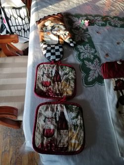 Three kitchen heat pads great condition