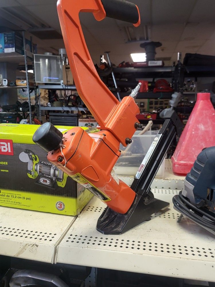 Central Pneumatic 99640 3-in-1 air flooring nailer and stapler