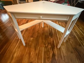 White corner desk