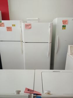 Kenmore Refrigerator white ex large excellent . Warranty . Delivery available . 2203 Fowler st. Ft. Myers 33901