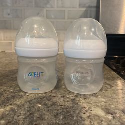 Philips AVENT Natural Baby Bottle with Natural Response Nipple, Clear, 4oz (ONE COMES FOR FREE)