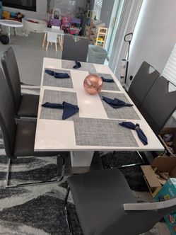 White Dining Table w 6 chairs & rug